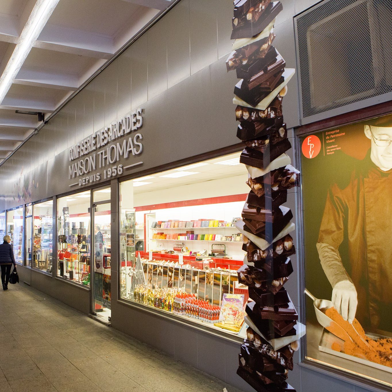 Devanture de la boutique confiserie des arcades