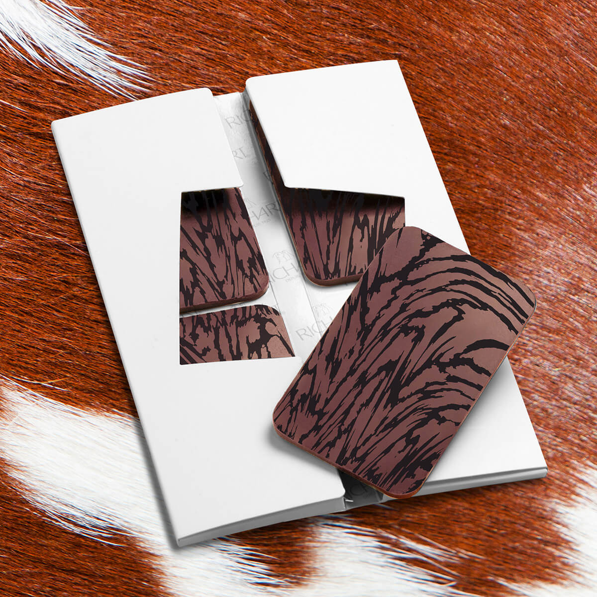 Tablette-écrin Hot milk chocolate (chocolat au lait 37%)