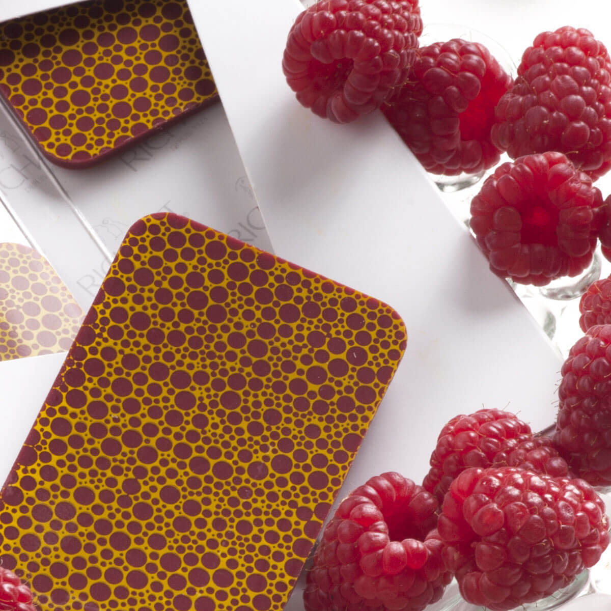 Tablette-écrin Framboiz (chocolat blanc au jus de framboise)